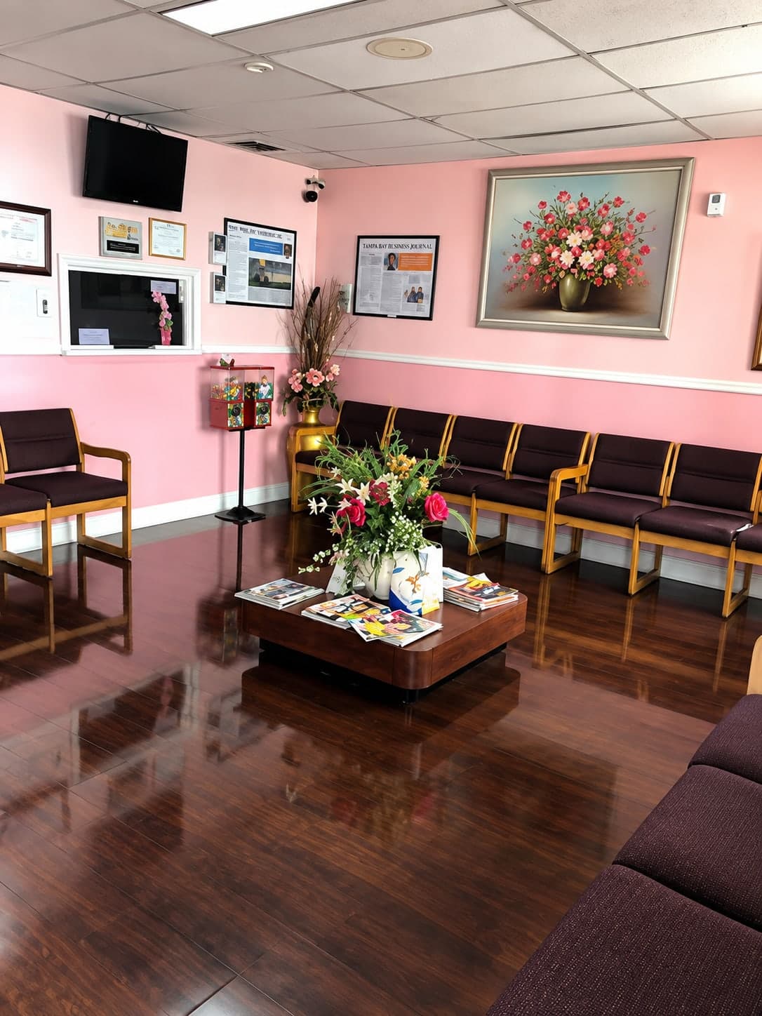 La sala de espera de la clínica, con paredes rosadas y sillas